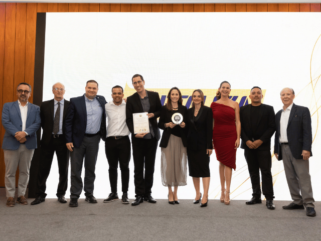 Fortaleza team with the award.